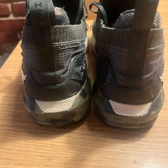 Under Armour Signature Inner Sole Sneakers - Picture 5 of 5